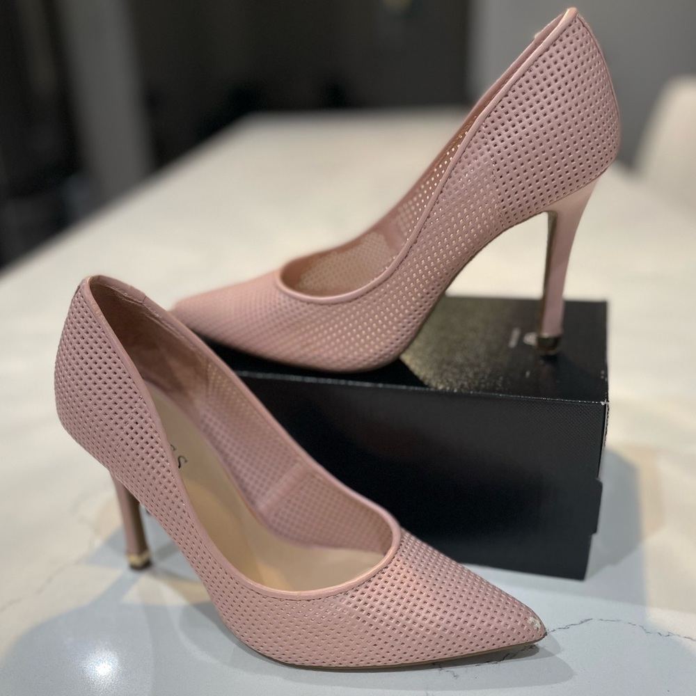 Guess Pumps